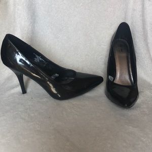 Shiny leather black pumps